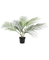 De Kunstpalm Chamaedorea 48 cm heeft lange, slanke groene bladeren die zich vanuit het midden naar buiten uitstrekken en wordt geleverd in een eenvoudige zwarte plastic pot, tegen een witte achtergrond.